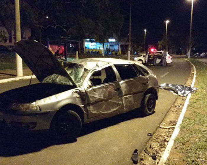 Garcense fica gravemente ferido após carro capotar em Marília